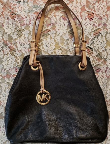 Michael Kors Handbags - 👜 MICHAEL KORS BLACK SOFT LEATHER BAG